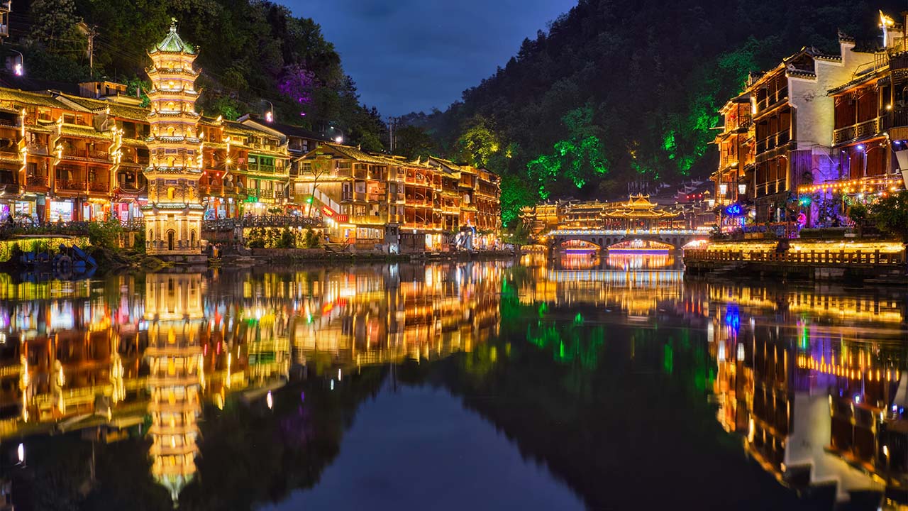 Tour Trung Quốc - Khám phá Phượng Hoàng Cổ Trấn về đêm
