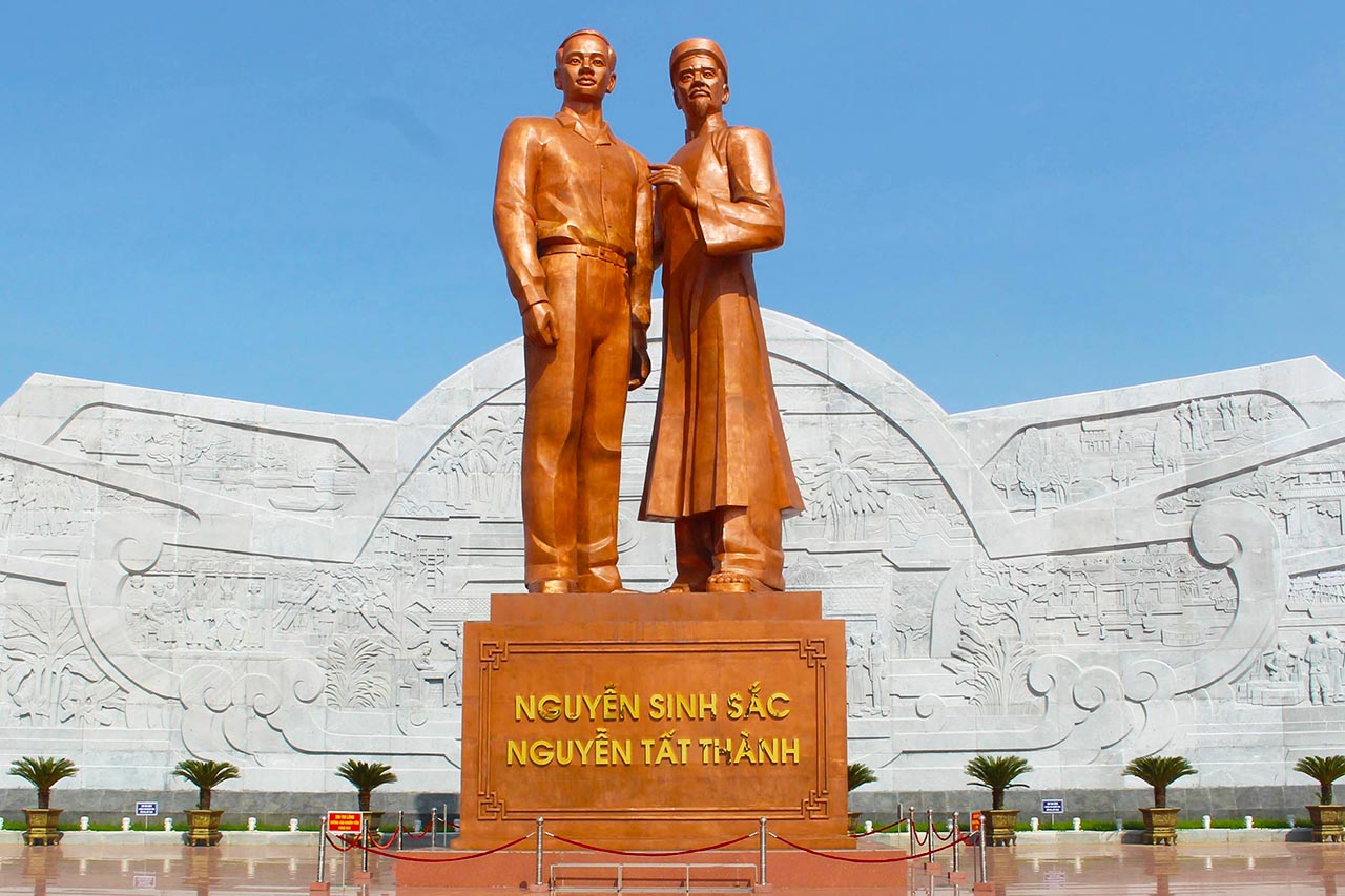 Thăm tượng đài người anh hùng của dân tộc Nguyễn Sinh Sắc - Nguyễn Tất Thành