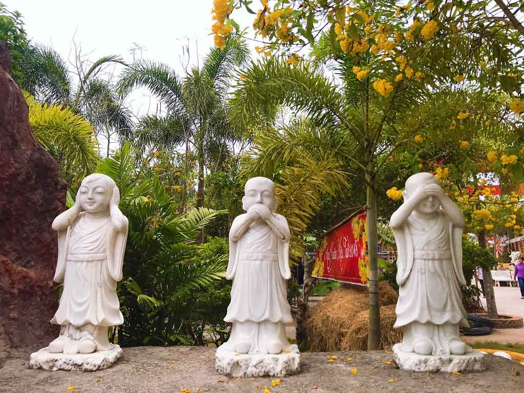 Tượng Ba Không ở chùa Phật Học 2 Sóc Trăng