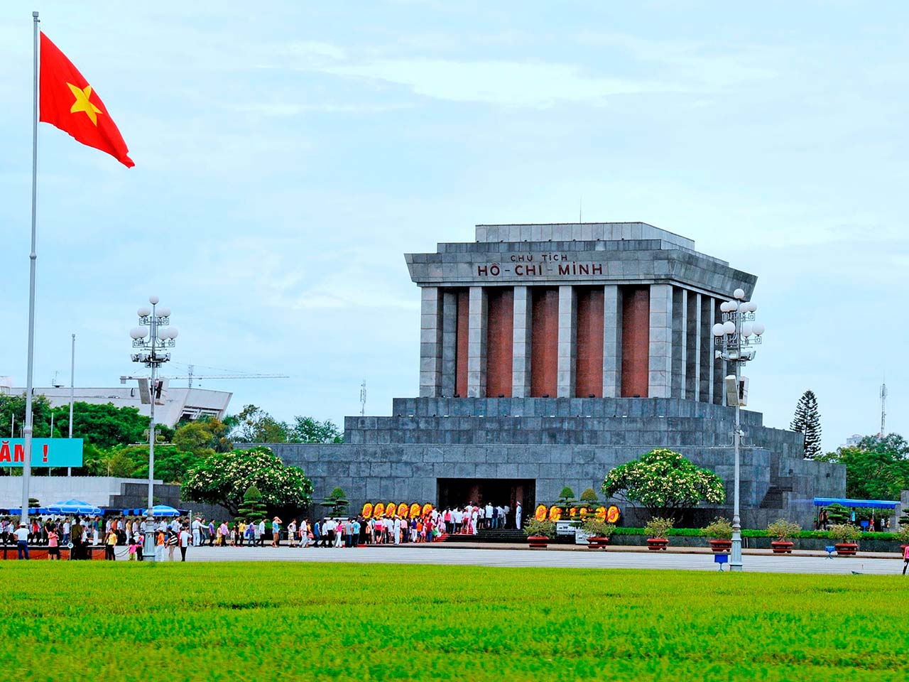 Viếng Lăng Chủ tịch Hồ Chí Minh